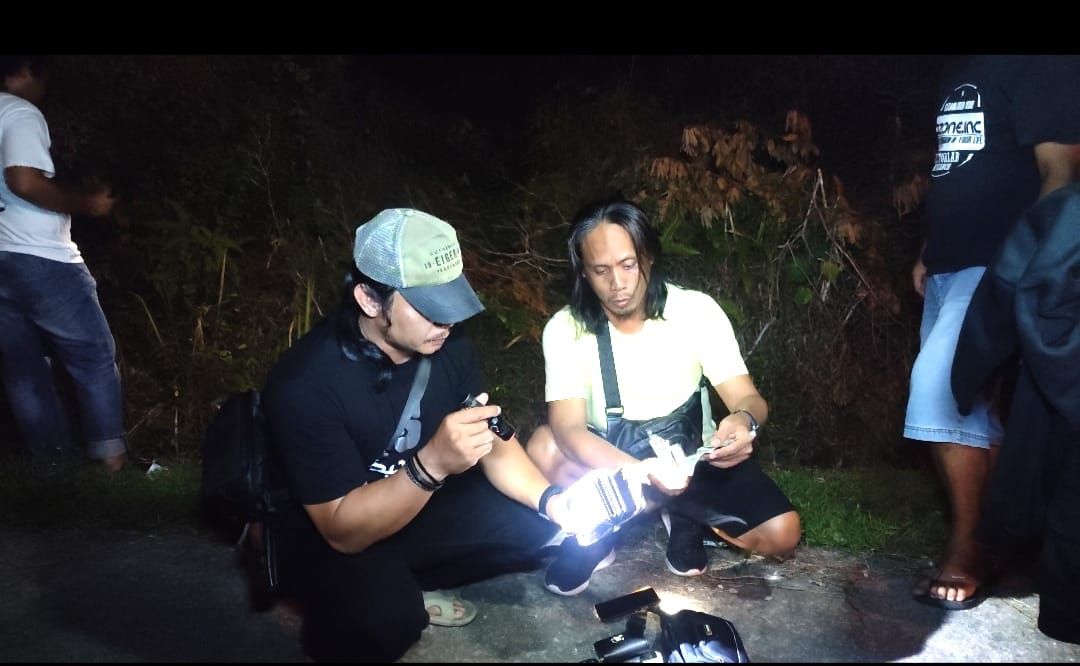 Tim Buser Naga Polresta Pangkalpinang saat menemukan barang bukti yang dibuang pelaku ke hutan sebelum SPBU Citra Land Pangkalpinang.