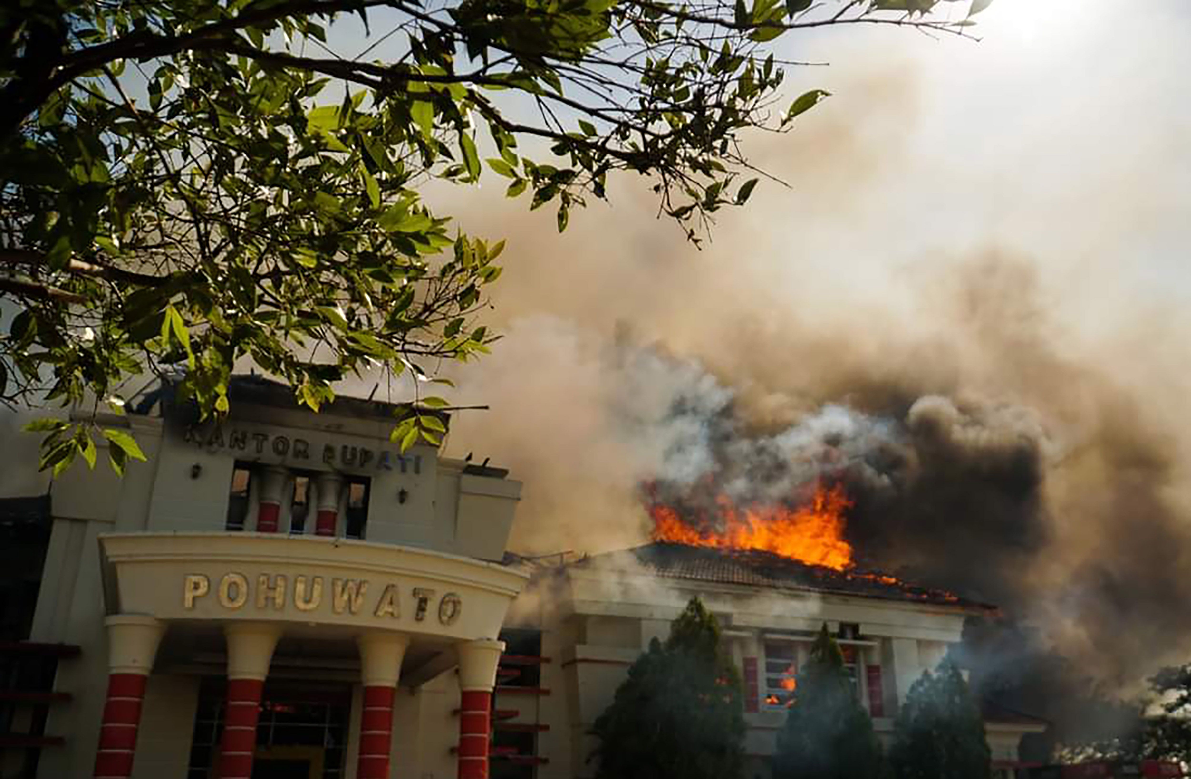 Api membakar Kantor Bupati di Kabupaten Pohuwato, Gorontalo, Kamis (21/9/2023). Kantor Bupati Pohuwato dibakar oleh massa demonstran penambang yang menuntut ganti rugi lahan dari salah satu perusahaan tambang di daerah itu. ANTARA FOTO/Mohammad Halid/aws/rwa.
