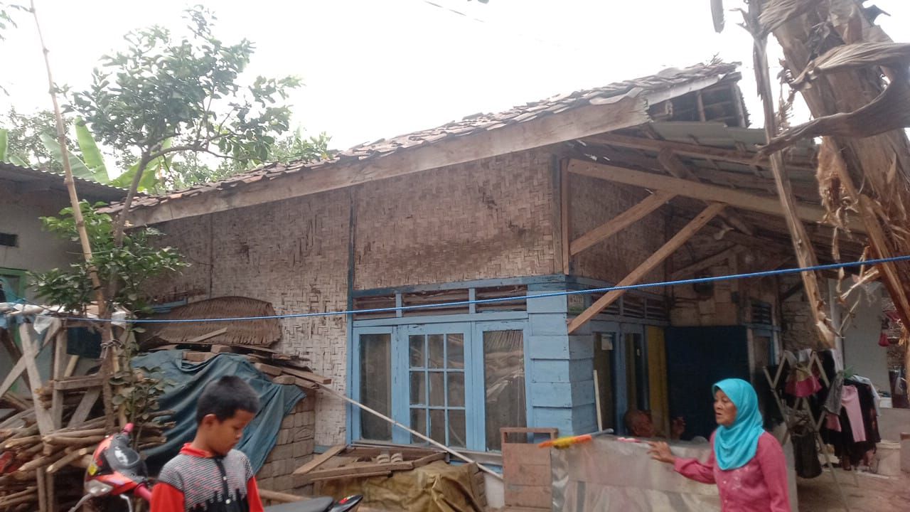 Rumah milik Ranto Sugito yang beralamat di Kp. Purabaya, Desa Sukasari, Kecamatan Cilaku, Kabupaten Cianjur, kondisinya mengkhawatirkan, meski rumah tersebut terkena dampak gempa tak mendapatkan bantuan stimulan, Rabu, 20 September 2023.