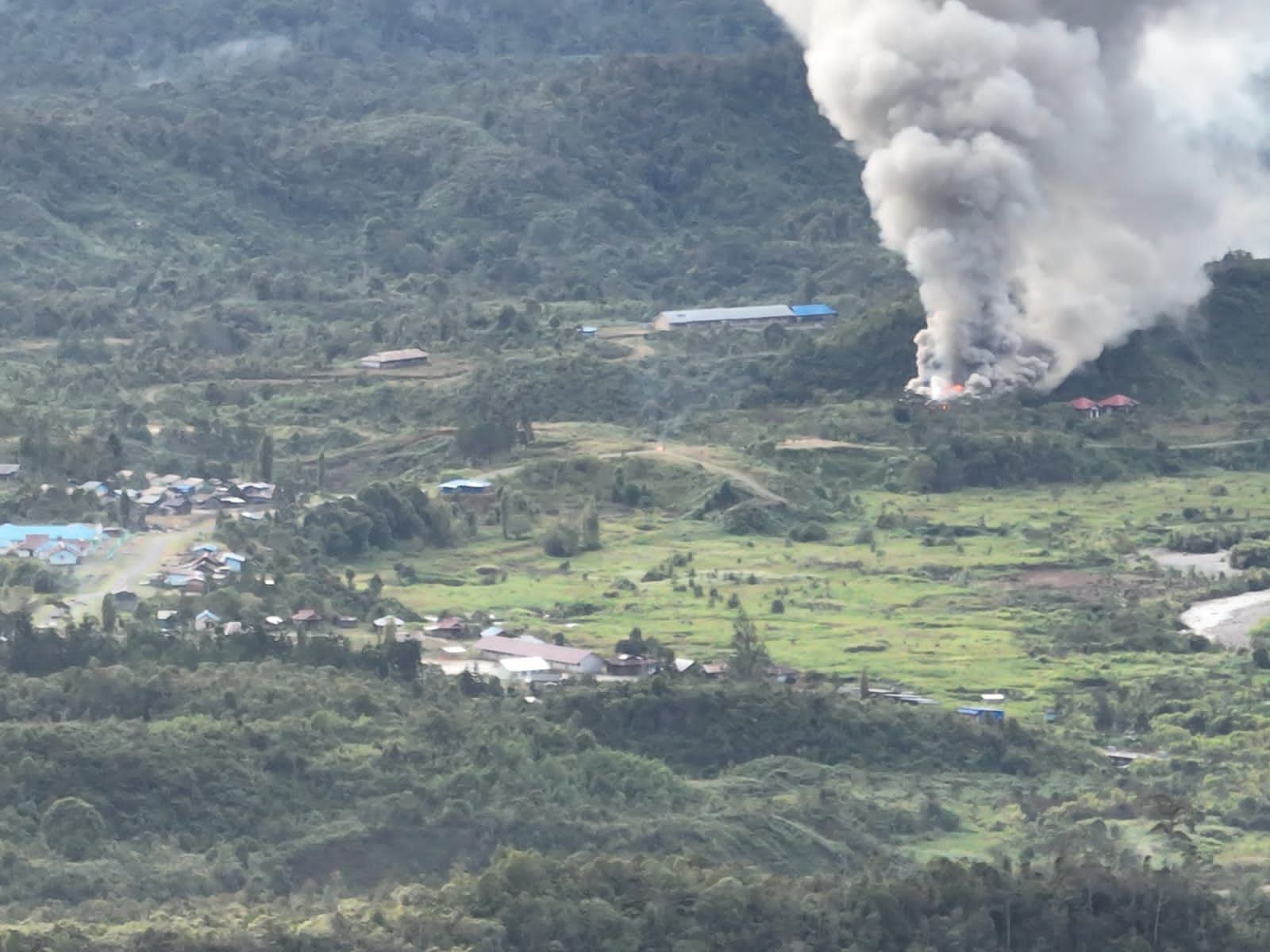 Penampakan asap dari salah satu bangunan yang dibakar KKB di Papua Pegunungan