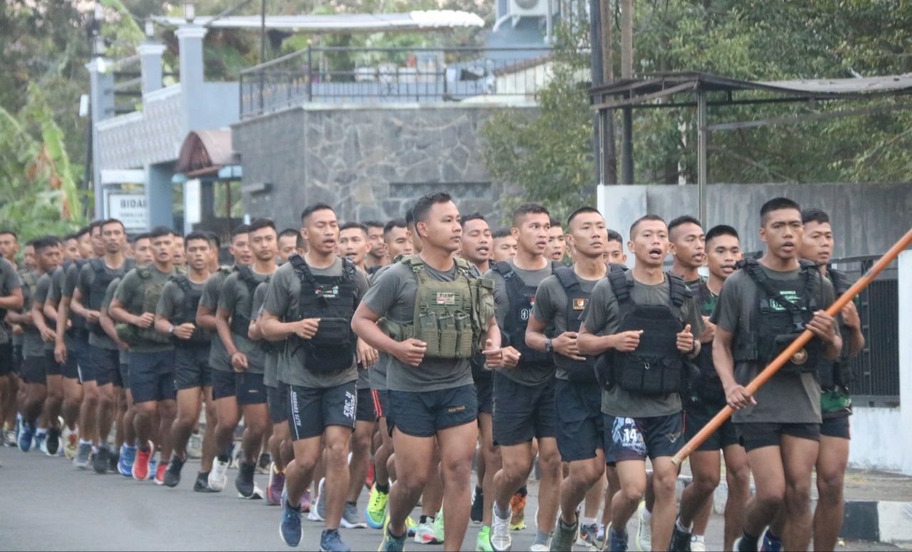 Lari Tempur 5K memakai rompi keliling Kota Banjar.
