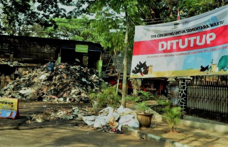 Meskipun pihak Kelurahan Cihapit telah memasang spanduk berukuran besar, tetap saja warga membuang sampah ke TPS Taman Cibeunying hingga menggunung dan menutupi badan jalan.