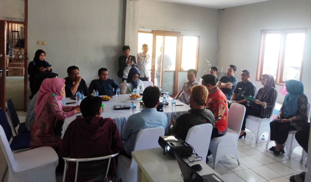 Forum diskusi stakeholder program Jabar untuk Kuningan Caang, di gudang Desa Panawuan, Kecamatan Cigandamekar, Kabupaten Kuningan, Jawa Barat, Kamis 21 September 2023.*