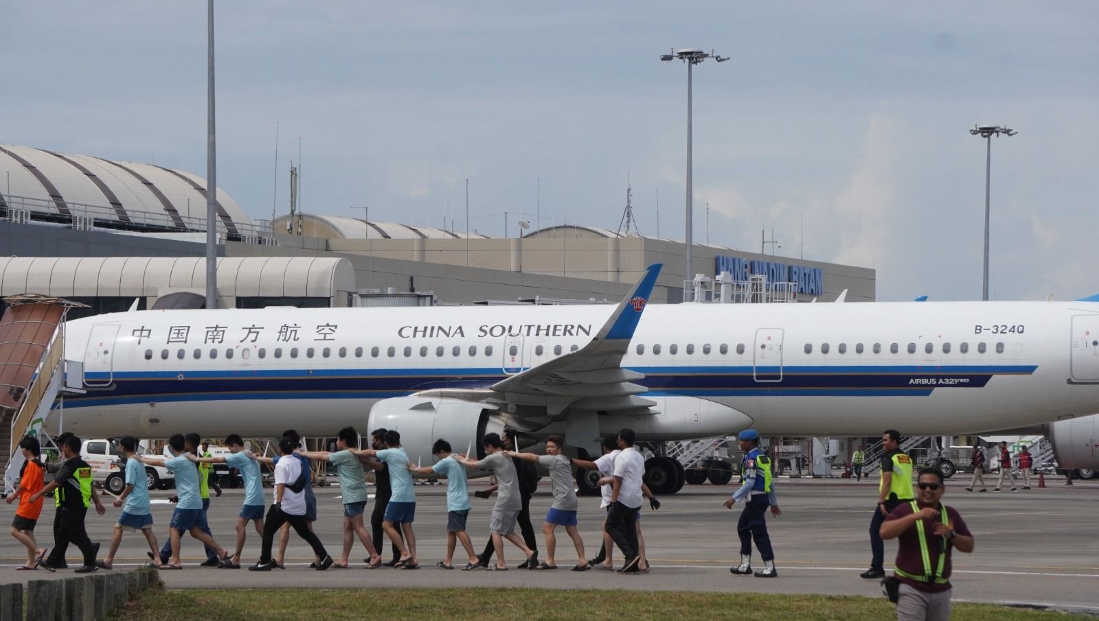 Sebanyak 153 tersangka kasus love scamming yang merupakan Warga Negara Asing (WNA) China diulangkan dari Indonesia melalui Bandara Internasional Hang Nadim Batam. Indonesia tidak terima dijadikan sarang tindak penipuan.