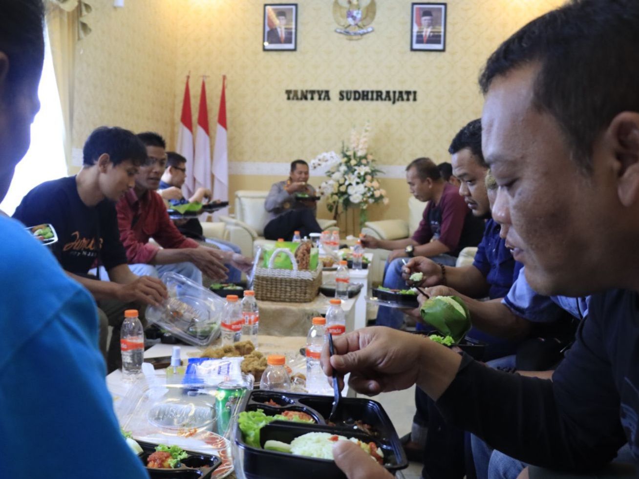 Jurnalis Kota Banjar lagi menilai cita rasa menu unggulan SMKN 4 Kota Banjar di Mako Polres Banjar