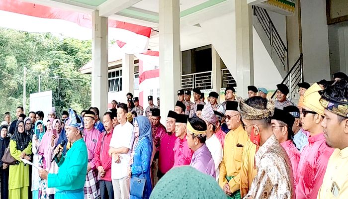 Perwakilan melayu Aceh menyampaikan pernyataan sikap warga melayu Aceh dalam mendukung warga melayu Pulau Galang dan Pulau Rempang mempertahankan kampung melayu tua di gedung DPRK Aceh Tamiang. Jumat (22/9/2023)