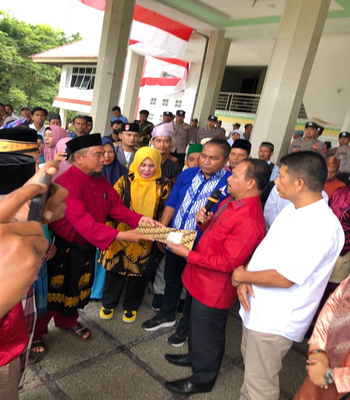 Perwakilan melayu Aceh menyerahkan pernyataan sikap warga melayu Aceh mendukung melayu Pulau Galang dan Pulau Rempang mempertahankan kampung melayu tua yang diterima salah satu pimpinan DPRK Aceh Tamiang. Jumat (22/9/2023)