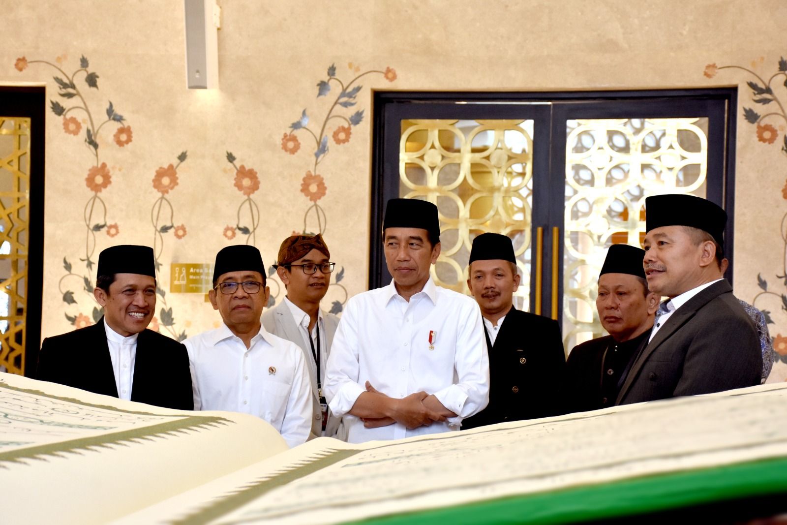 Presiden Republik Indonesia Joko Widodo (Jokowi) menerima Mushaf Al-Quran raksasa 