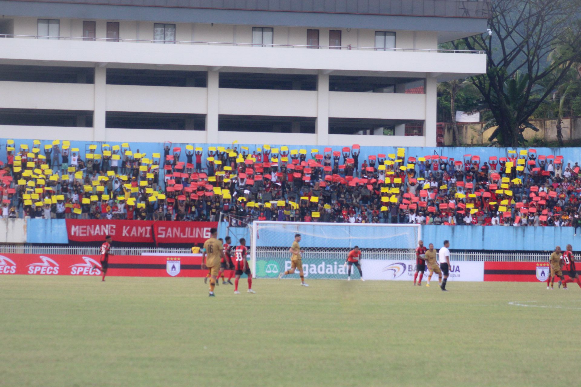 Stadion Mandala Jayapura dipadati para penonton tuan rumah (Portal Papua)