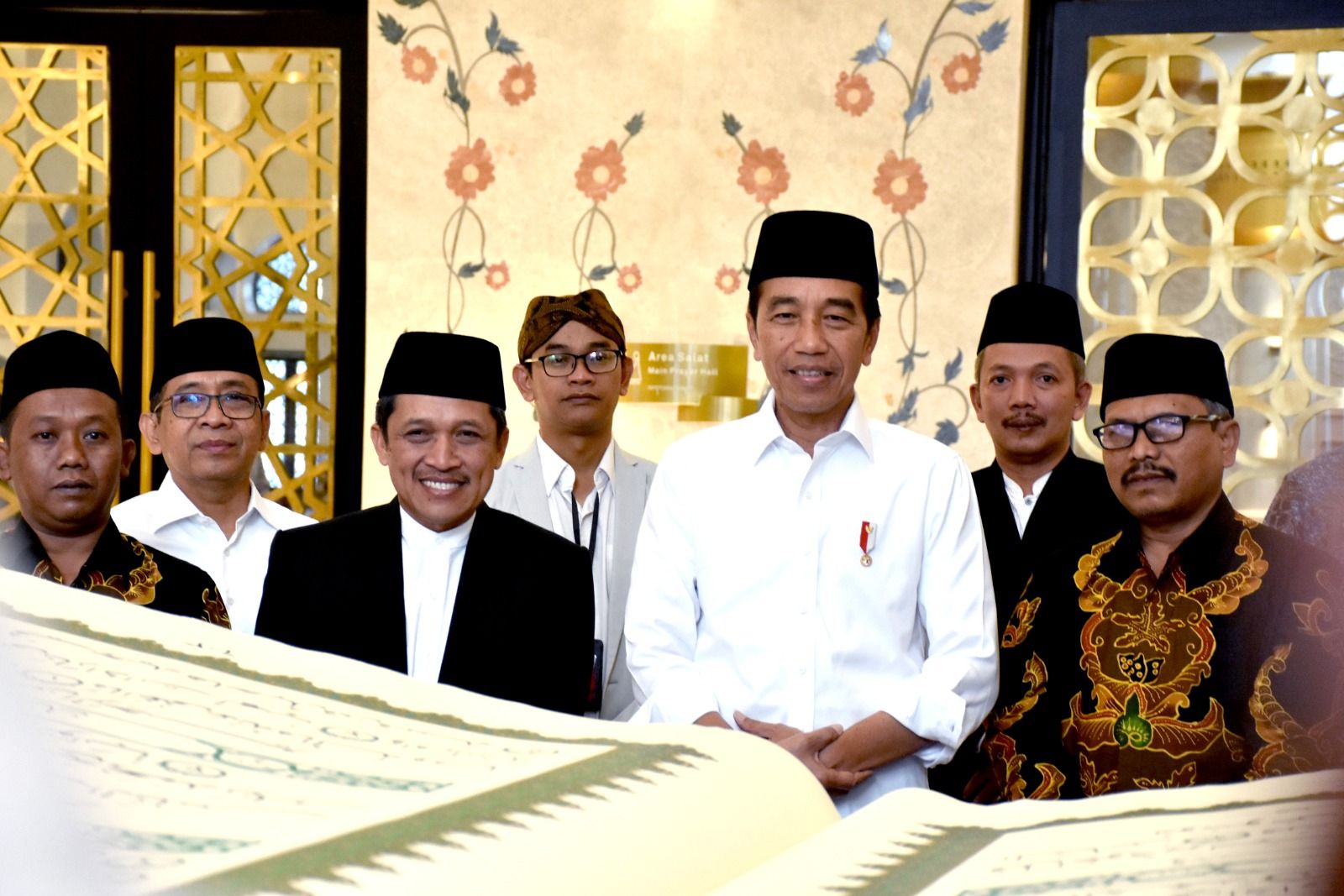 Alquran raksasa yang diterima Jokowi Kamis 21 September 2023