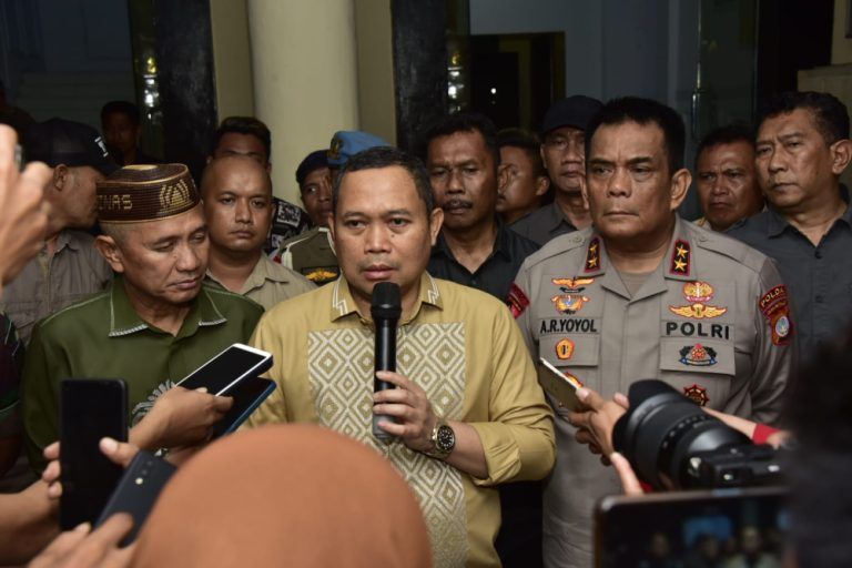 Penjabat Gubernur Gorontalo Ismail Pakaya saat meninjau lokasi pembakaran