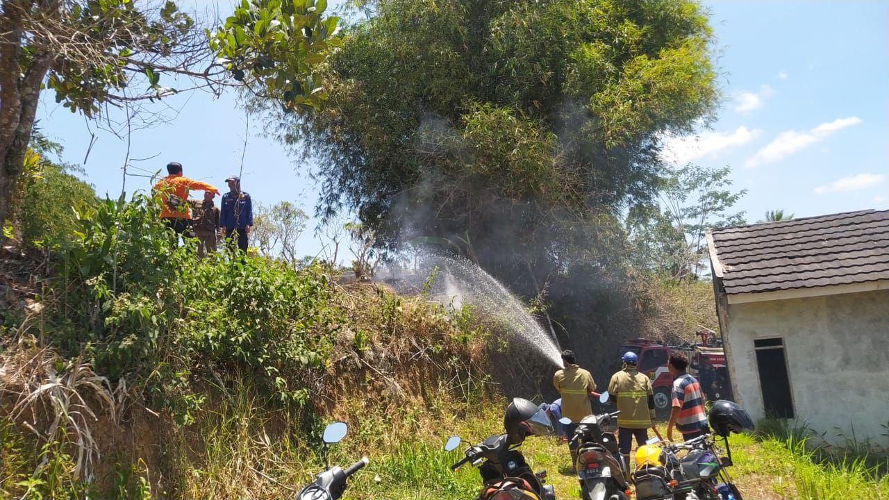 Petugas gabungan berjibaku memadamkan kebakaran lahan di TPU Hariring Kecamatan Gunungguruh Kabupaten Sukabumi, Jum'at 22 September 2023.