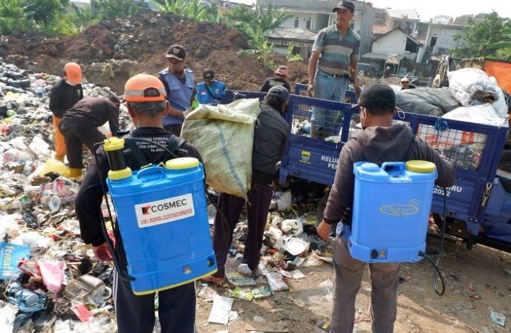 Petugas menyemprotkan cairan sereh ke tumpukan sampah yang baru datang di Lapang Urug Jalan HA Nasution Cipadung Kecamatan Cibiru agar tidak dikerubungi lalat dan mendatangkan penyakit.