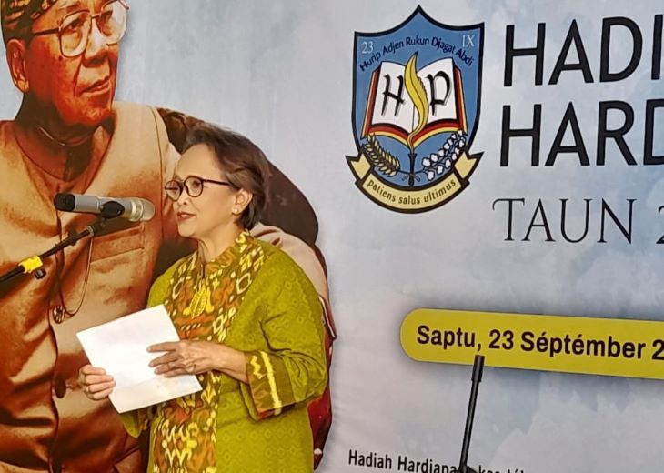 Ketua Yayasan Kebudayaan Rancage Etty RS saat memberikan sambutan pada penyerahan Hadiah Hardjapamekas di Perpustakaan Ajip Rosidi Jalan Garut Kota Bandung.
