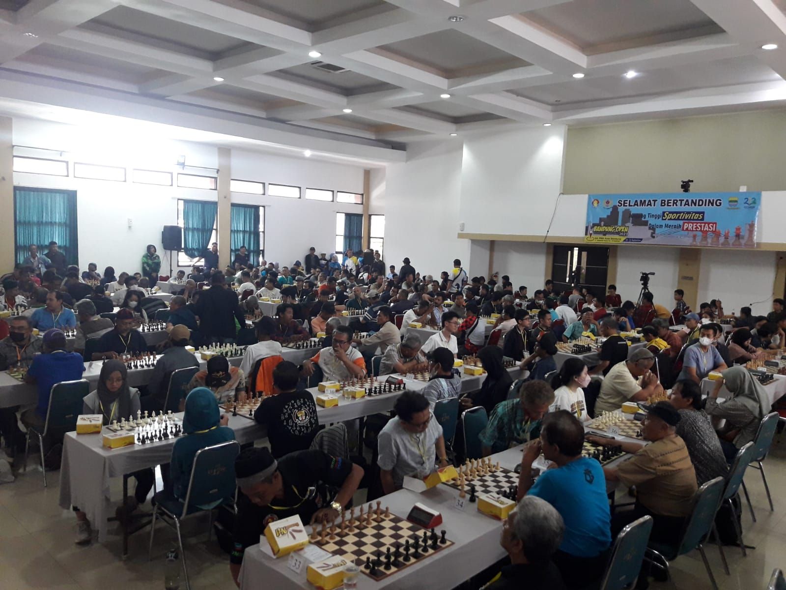 Ratusan pecatur dari 11 propinsi di Indonesia tampil di Kejuaraan Catur Bandung Open 2023 yang berlangsng di Gedung PKK Kota Bandung, 23-24 September 2023.