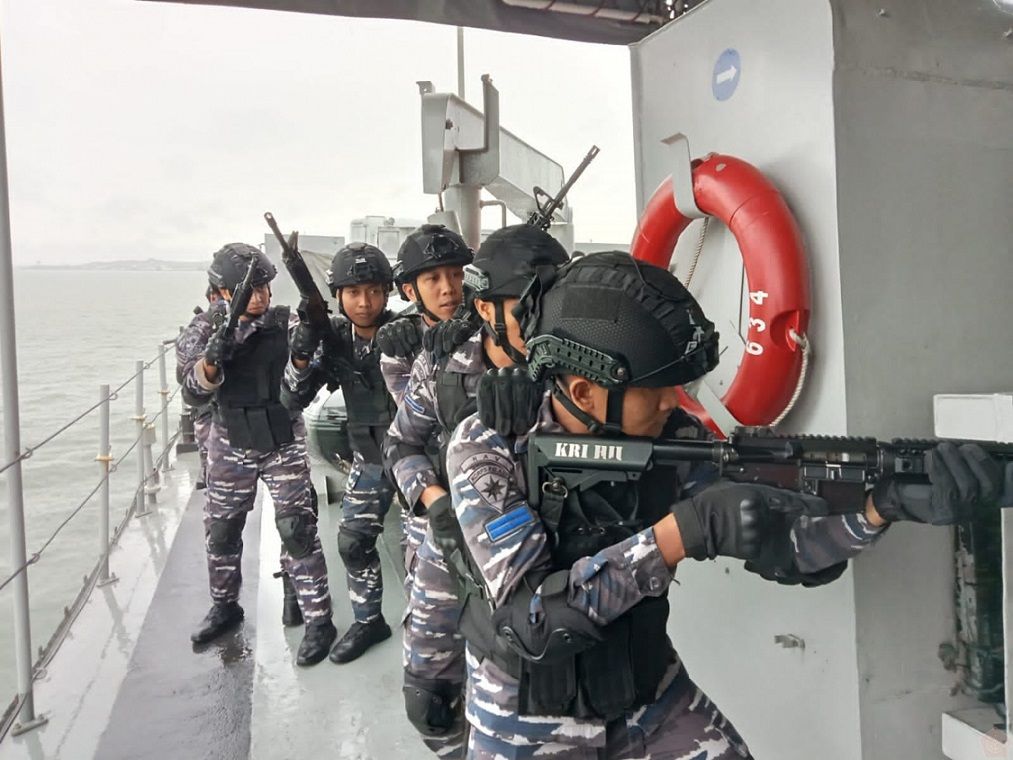  prajurit KRI Sampari-628 dan KRI Hiu-634 menggelar latihan peran tempur di sekitar Laut Jawa, Minggu 17 September 2023 lalu.