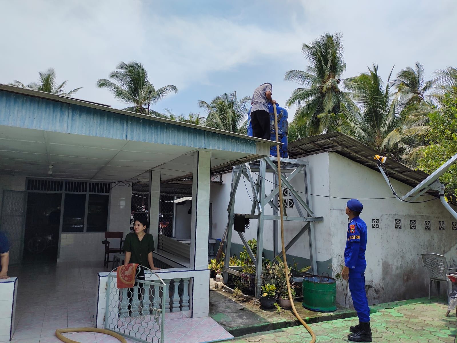 Musim kemarau akibat El Nino membuat masyarakat kekurangan air bersih. 