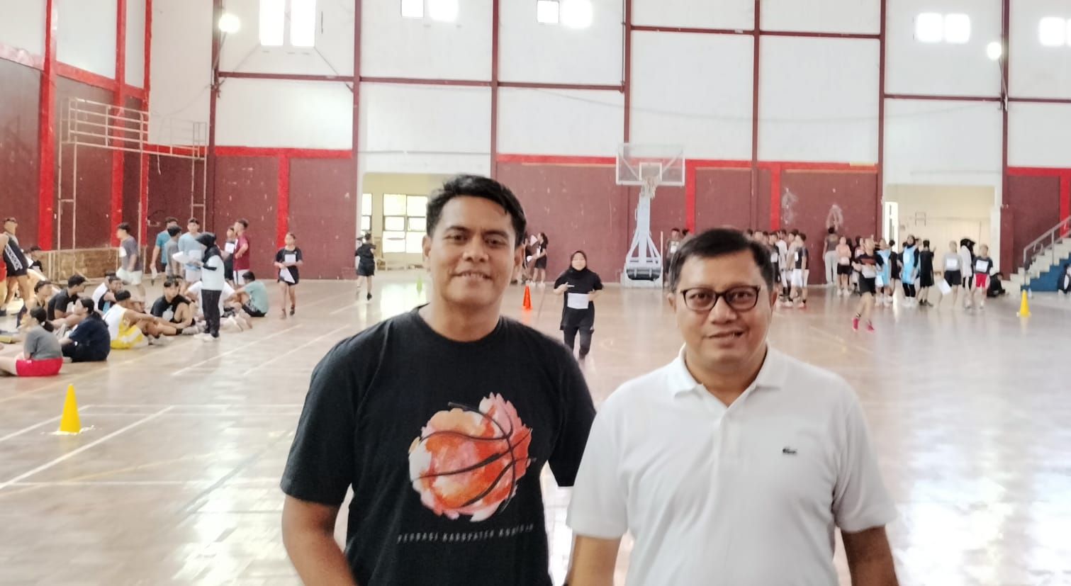 Ketua Pengcab PERBASI, Guru Irawan Zulkarnaen (kanan) bersama Sekum, Uus Susman ketika memantau seleksi atlet basket di GOR Ewangga.