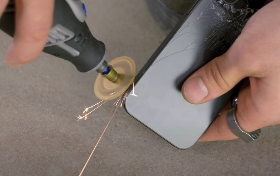 Ujicoba Filip Koroy untuk menguji ketahanan casing titanium iPhone 15 Pro Max. Foto dari tangkapan layar kanal Youtube EverythingApplePro 