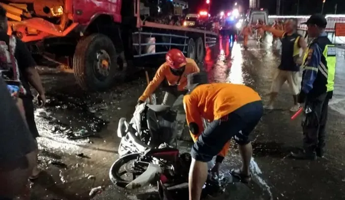  Di samping muka truk yang hancur, petugas berusaha mengevakuasi kendaraan yang terlibat kecelakaan di simpang exit Tol Bawen, Semarang, Jawa Tengah pada Sabtu, 23 September 2023, malam. 