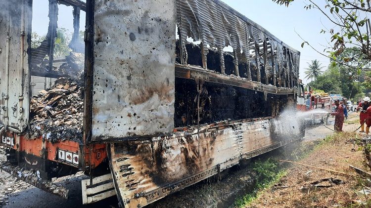 Pemadaman dilakukan terhadap truk yang terbakar di Jalan Pembangkit Listrik Tenaga Air (PLTA) Cirata, Kecamatan Cipeundeuy, Kabupaten Bandung Barat pada Minggu, 24 September 2023.