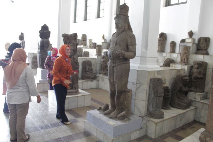 Pengunjung Museum Nasional Indonesia saat melihat koleksi arca tinggalan bersejarah beberapa waktu lalu.
