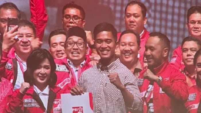 Putra bungsu Presiden Joko Widodo (Jokowi), Kaesang Pangarep, resmi ditetapkan sebagai Ketua Umum Partai Solidaritas Indonesia (PSI). Pengangkatan Kaesang sebagai Ketum PSI dilakukan saat Kopi Darat Nasional (Kopdarnas), di Jakarta pada Senin malam.