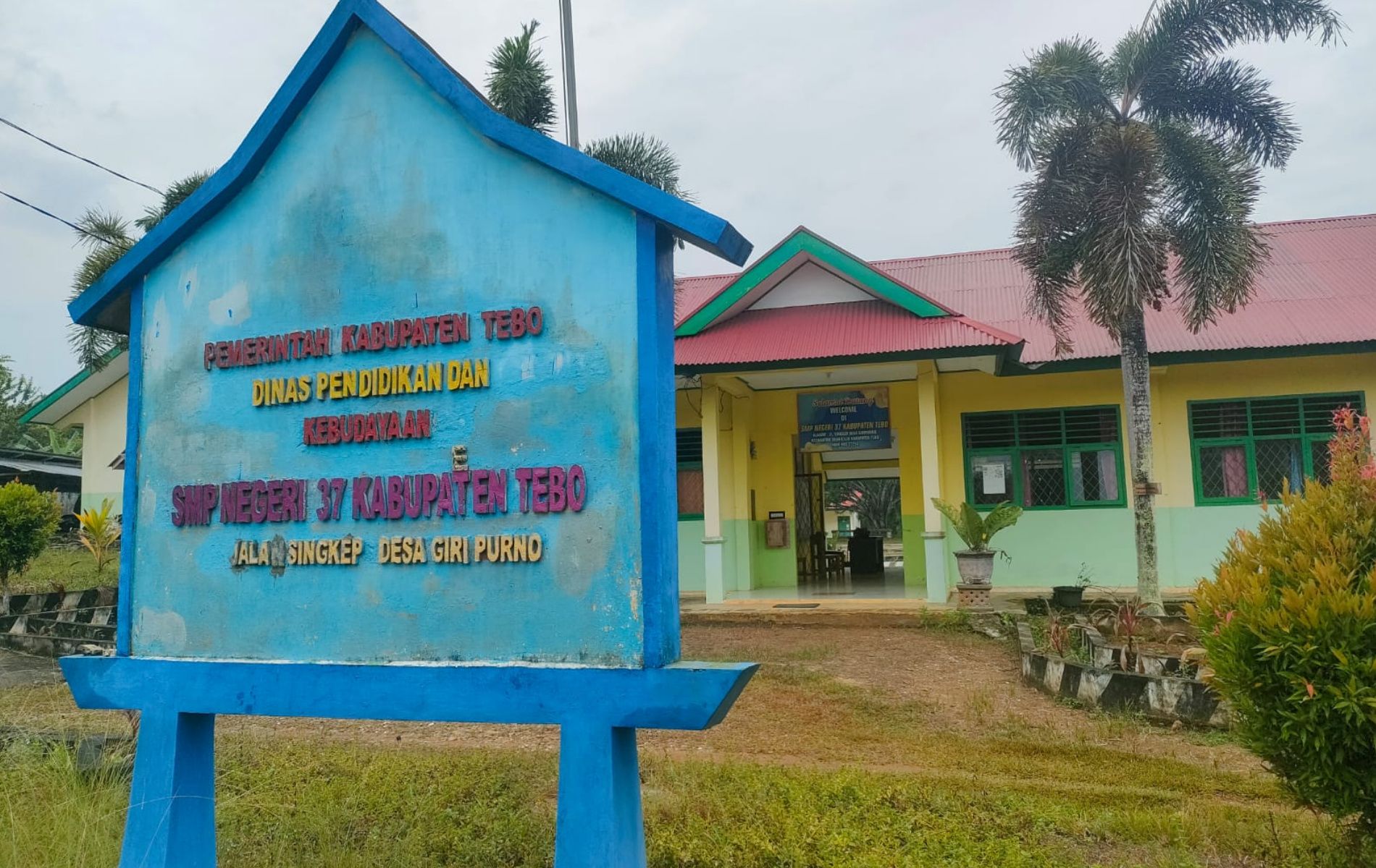 Halaman depan SMP Negeri 37 Rimbo Ilir Kabupaten Tebo Provinsi Jambi.