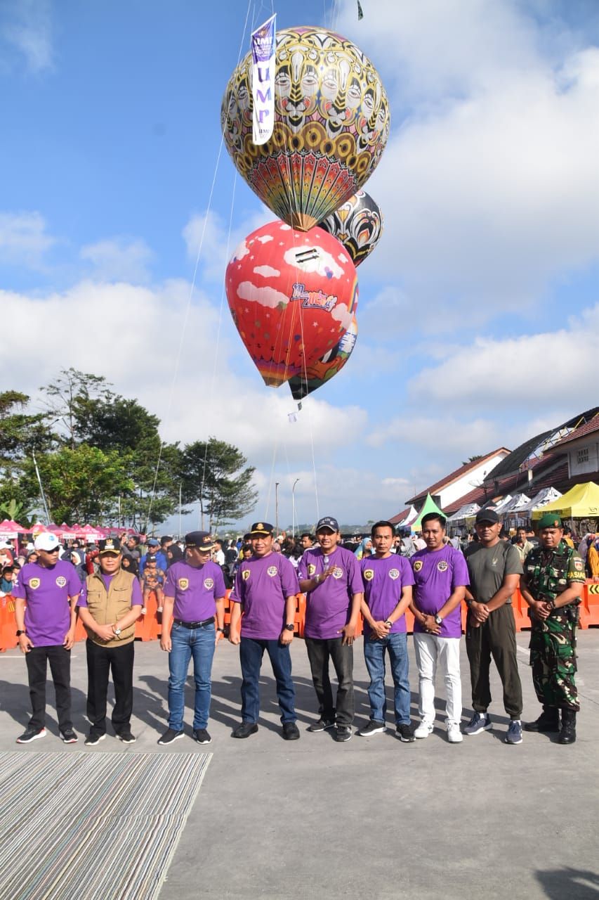 Perwakilan Disperkimhub Wonosobo dan Kodim Wonosobo berpose di depan festival balon udara