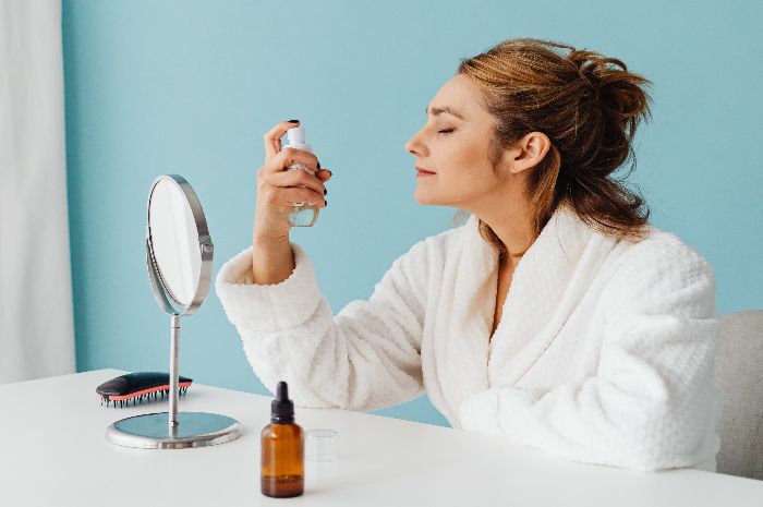 Ilustrasi. Simak 5 rekomendasi settting spray untuk membuat makeup tahan lama di wajah.
