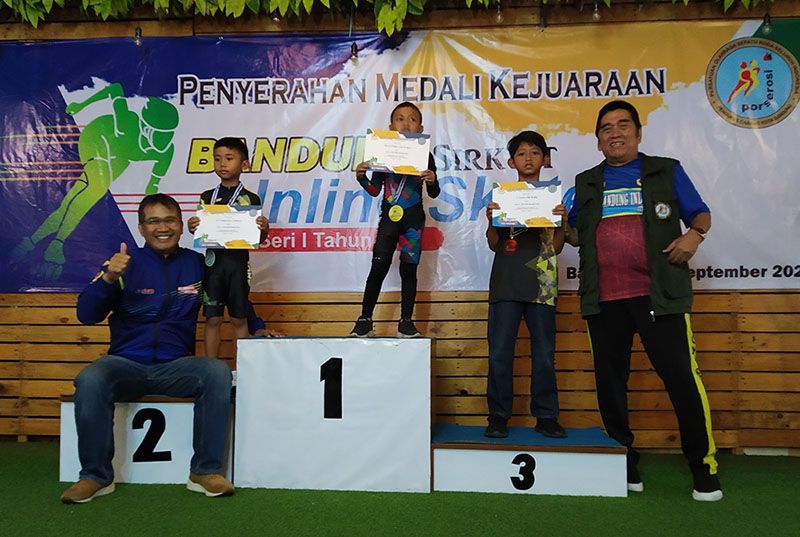 Ketua Umum KONI Kota Bandung, DR Nuryadi dan Ketua Umum Perserosi Kota Bandung, Eri Sudrajat usai pengalungan medali.