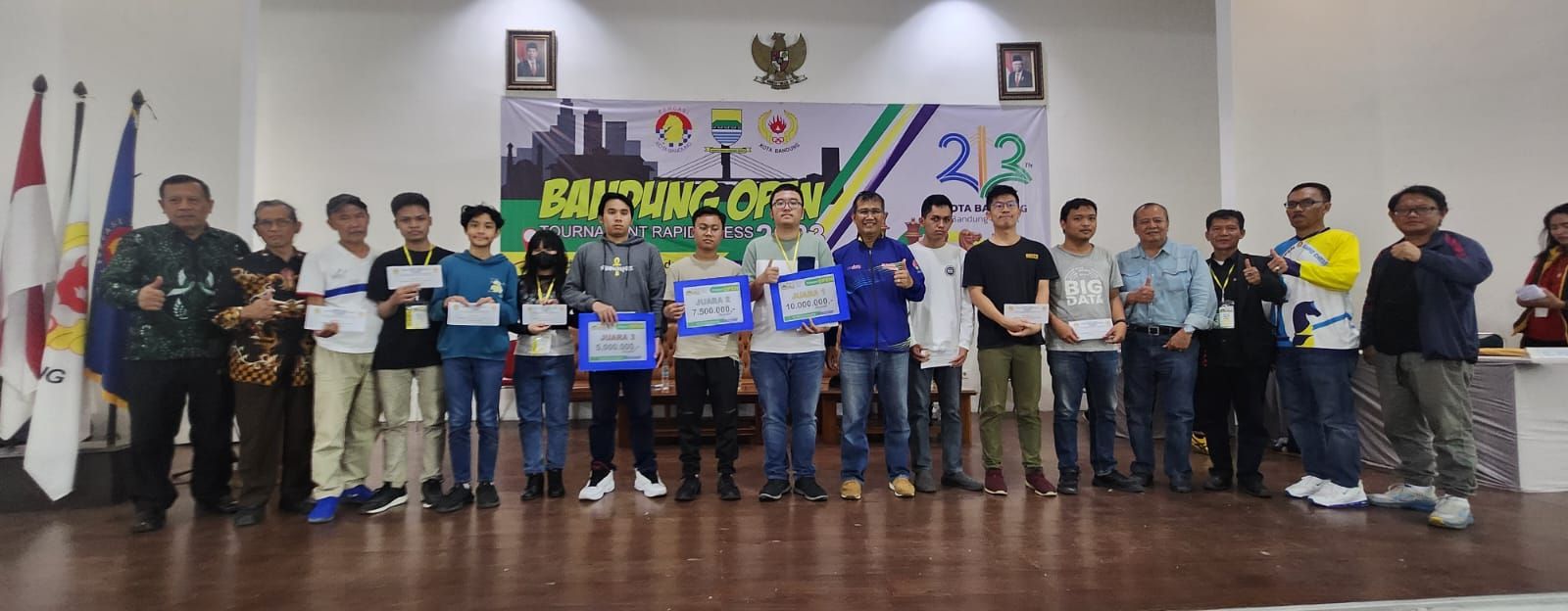  Ketua Umum KONI Kota Bandung Dr Nuryadi M. Pd (jaket biru) bersama para juara ketegopr open Turnamen Catur Bandung Open 2023, yang berlangsng di Gedung PKK Kota Bandung, 23-24 September 2023. .