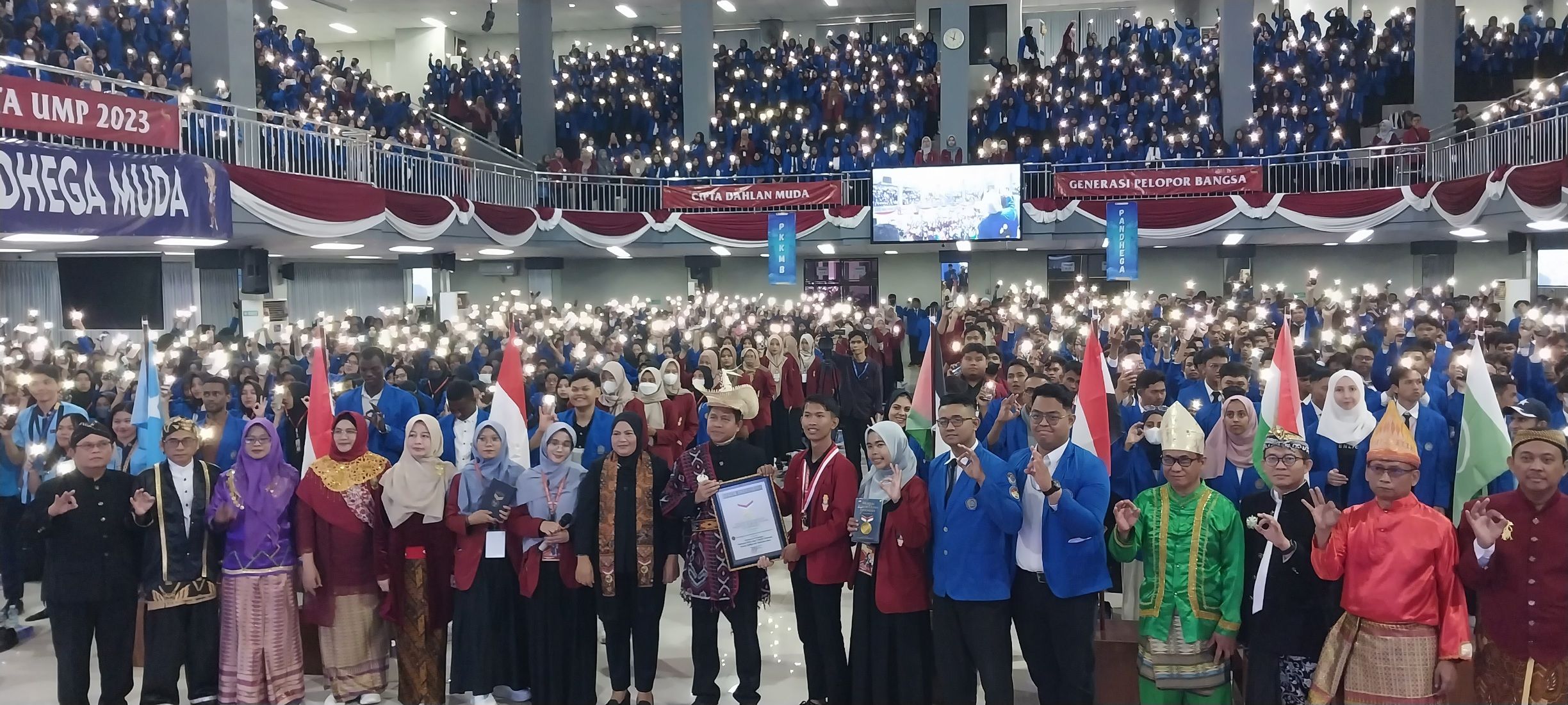 Rektor Universitas Muhammadiyah Purwokerto, Jebul Suroso, bersama mahasiswa baru UMP Purwokerto dapar rekor Muri karena digitalisasi titik lokasi UMKM Banyumas. *