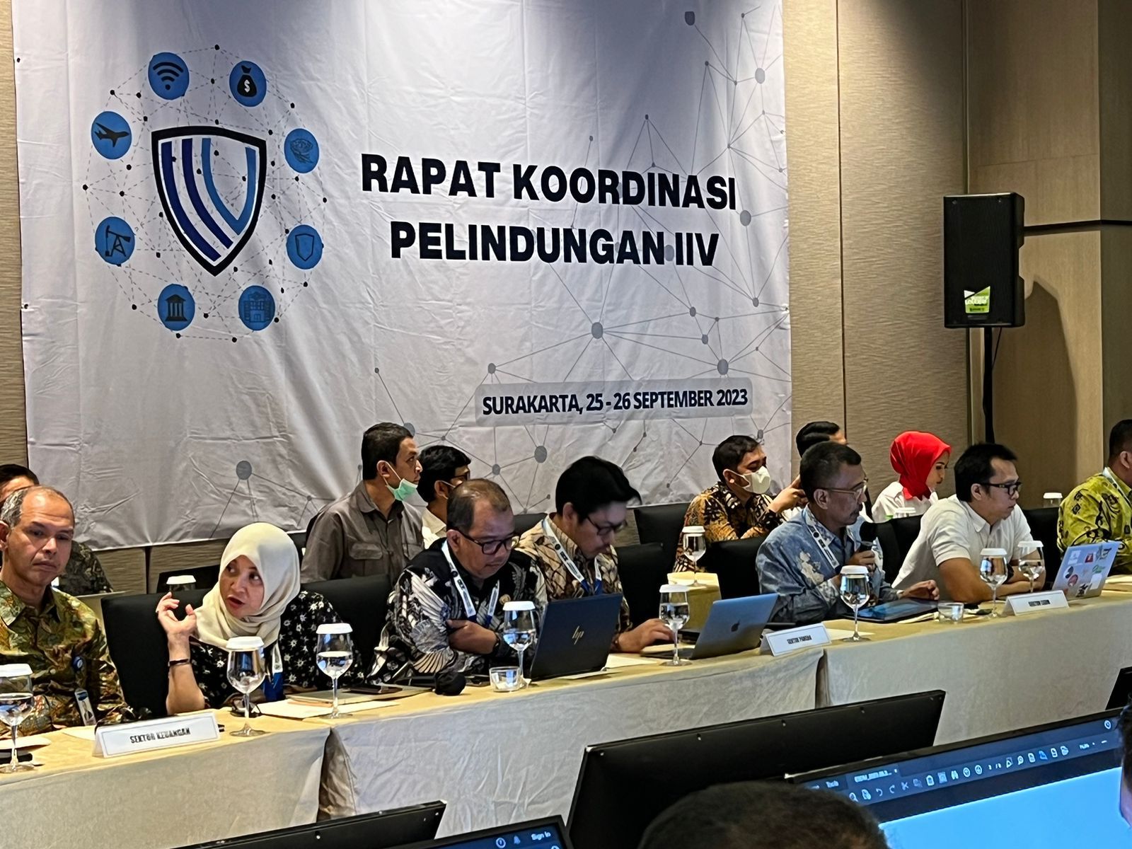 Ketua Umum APJII 2021-2024, Muhammad Arif Angga (duduk kedua kanan) menyebut traffic Internet saat ini mencapai 6,6 terrabyte per detik.