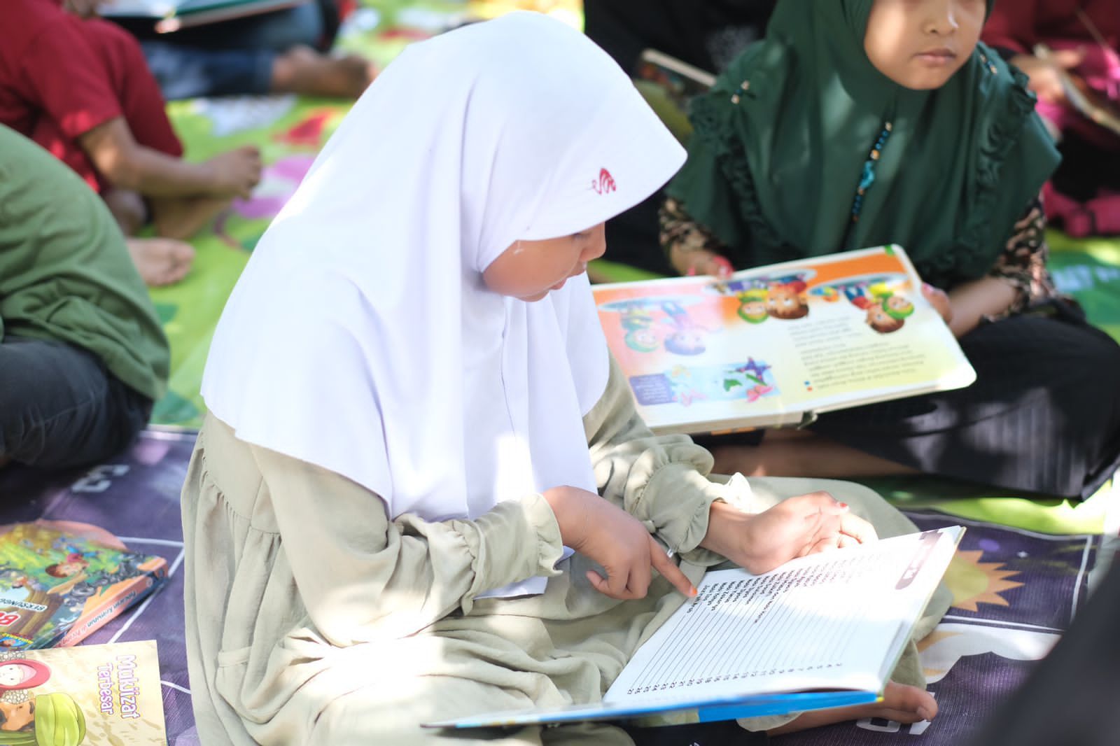 Suasana anak-anak membaca  mengikuti 'Baca Siroh Bareng' di Taman Kota Bulukumba pada Ahad pagi, 24 September 2023.
