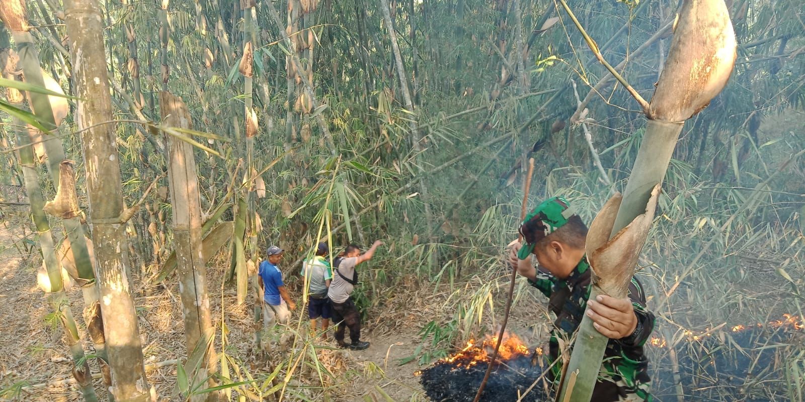 Petugas gabungan tengah melakukan pemadaman di lokasi kebakaran di Gunung Manglayang Kecamatan Cireunghas Kabupaten Sukabumi, Selasa 26 September 2023.
