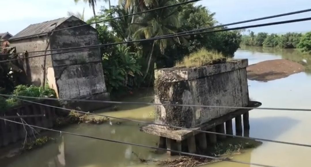 Puing jembatan bekas lintasan rel Kereta Api Saketi Bayah/tangkapan layar YouTube/channel Botol Kecap Cikotok