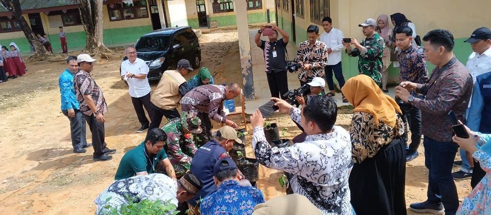 PT Perkebunan Lembah Bhakti (PT PLB) melalui sekolah binaannya SD Negeri Telaga Bhakti Aceh Singkil melakukan kegiatan Budidaya Sayuran, pada Rabu (20/9/2023). Foto: Istimewa