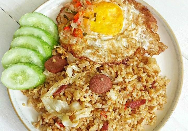 Nasi goreng adalah salah satu menu andalan dari warung ini, yang bisa kamu nikmati ketika berkunjung ke Batu Karas Pangandaran/