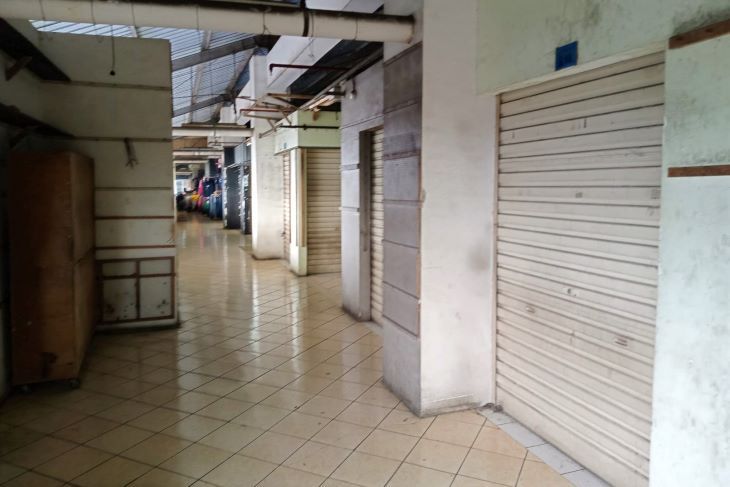 Kondisi Pasar Muka di Jaan Muka Kecamatan Cianjur Kabupaten Cianjur mulai ditinggalkan penjual karena sepi pembeli  pasca pandemi Covid-19.