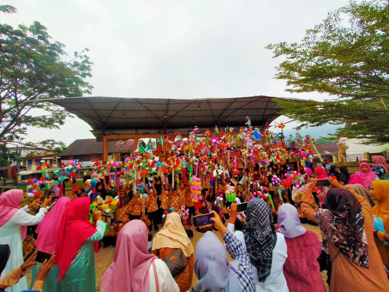 Bukan Aksi Demo, Ribuan Pelajar Kumpul di RTH Muara Labuh Solsel dengan Tradisi 'Maarak Bungo Lamang' 