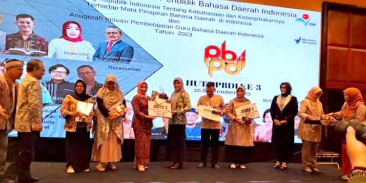 Penganugerahan inovasi guru Bahasa Daerah 2023 di Aryaduta Bandung