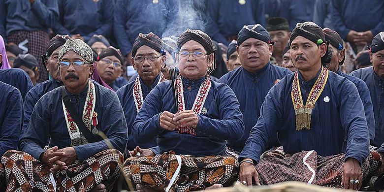 Blangkon adalah penutup atau ikat kepala lelaki dalam tradisi busana Jawa