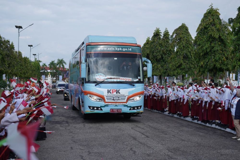 Bus Roadshow Bus KPK sosialisasikan anti korupsi kepada masyarakat