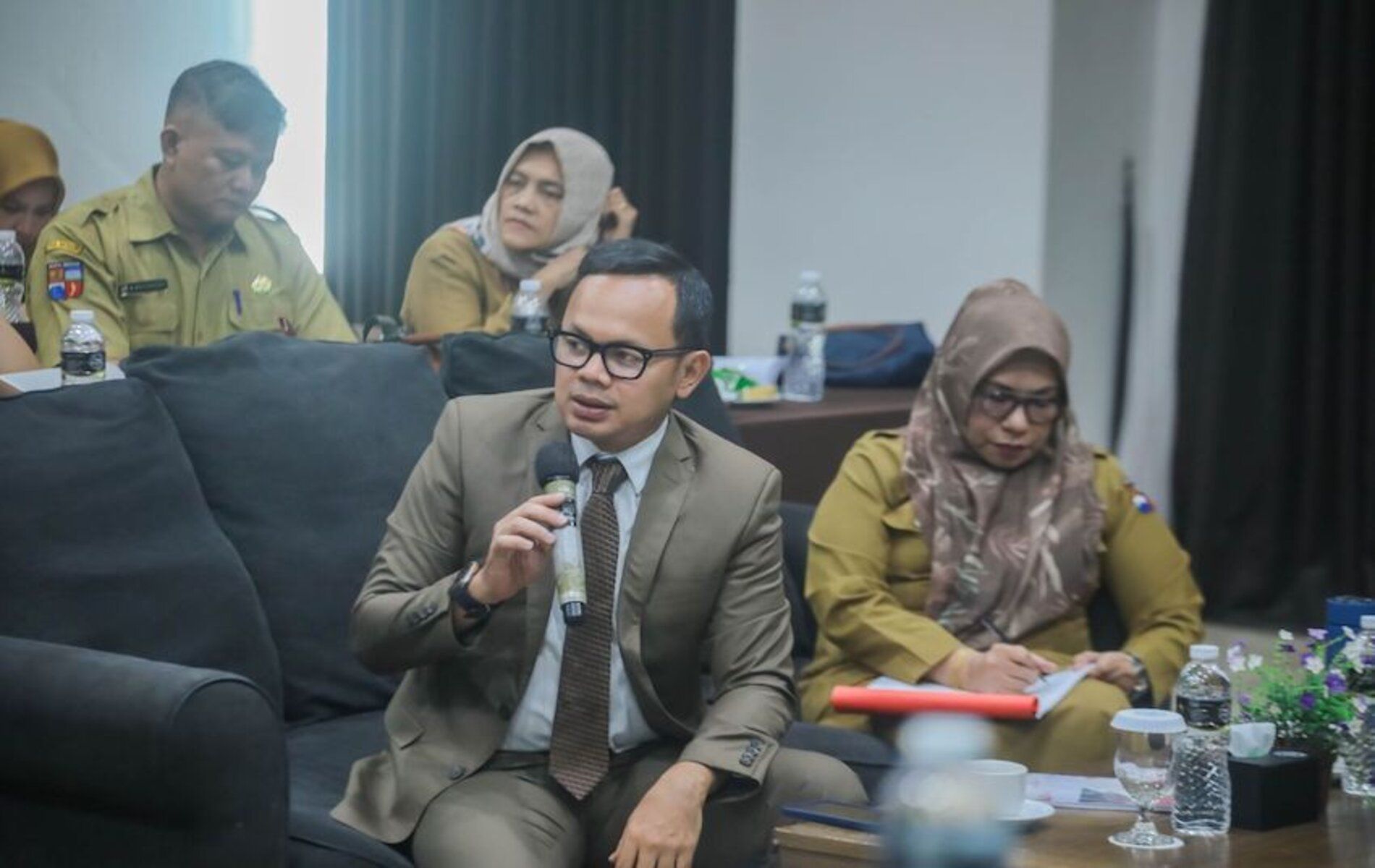 Wali Kota Bogor Bima Arya sempat menyampaikan masukan terkait konsep green building yang akan diterapkan di dua gedung sekolah dasar di Kota Bogor. 