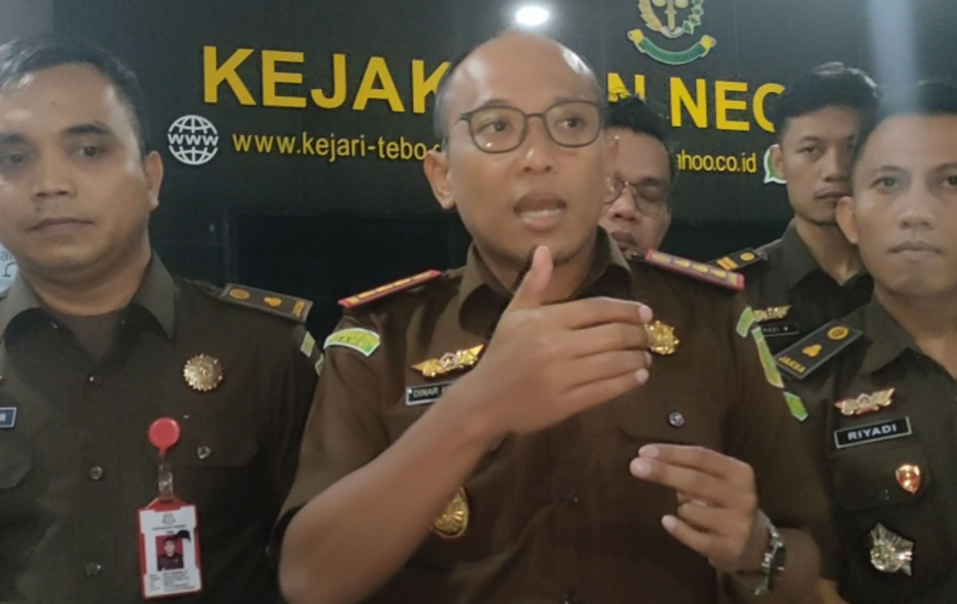 Kajari Tebo Dr Dinar Kripsiaji saat memberikan keterangan terkait penahanan tersangka korupsi Jalan Padang Lamo.