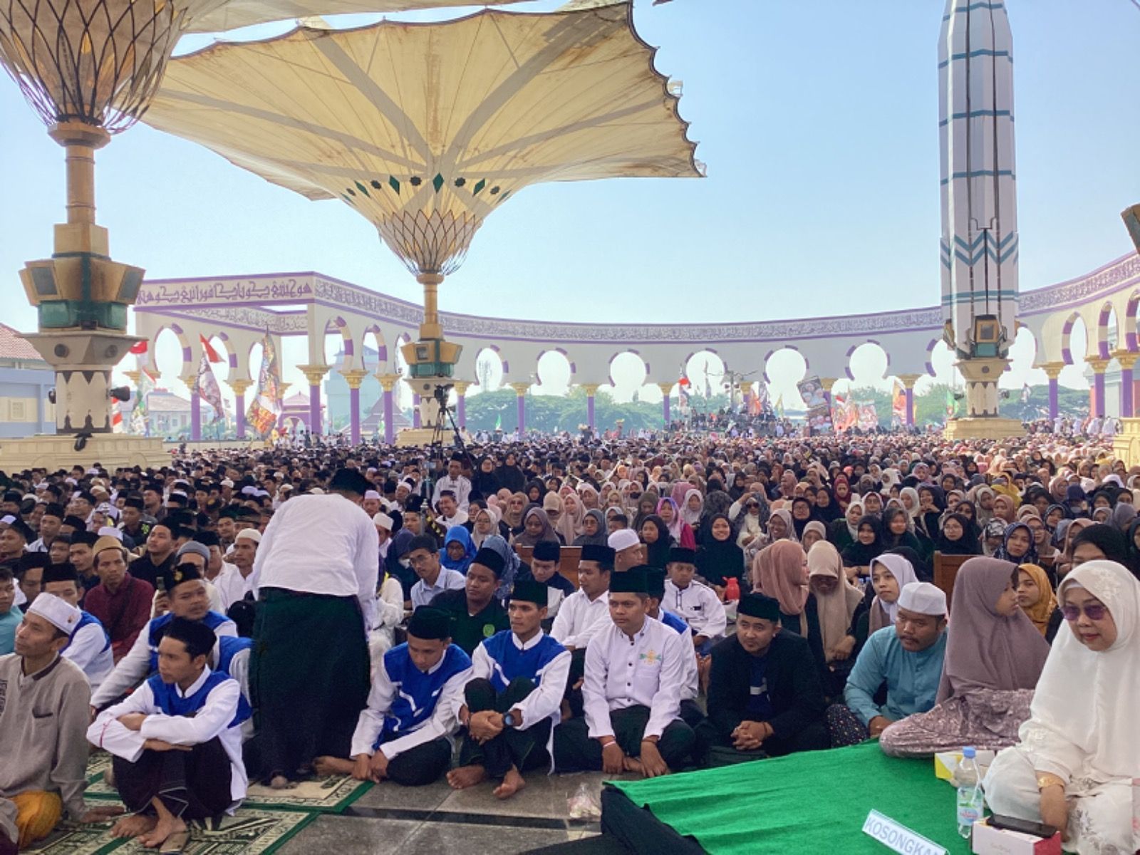 Suasana Haflah Maulidurrasul di Plaza MAJT pada Kamis (28/9) dihadiri ribuan Zahir Mania dari berbagai Kota di Jawa Tengah