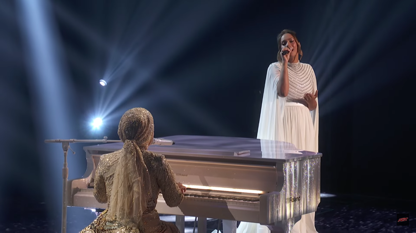 Putri Ariani (kiri) membawakan lagu Run bersama Leona Lewis (kanan) di result show America's Got Talent 2023
