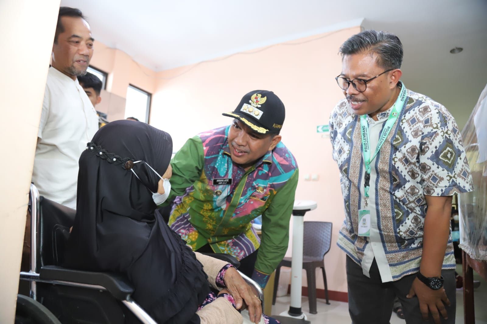 Pj Bupati Bandung Barat Arsan Latif tengah menyapa pasien di RSUD Lembang 