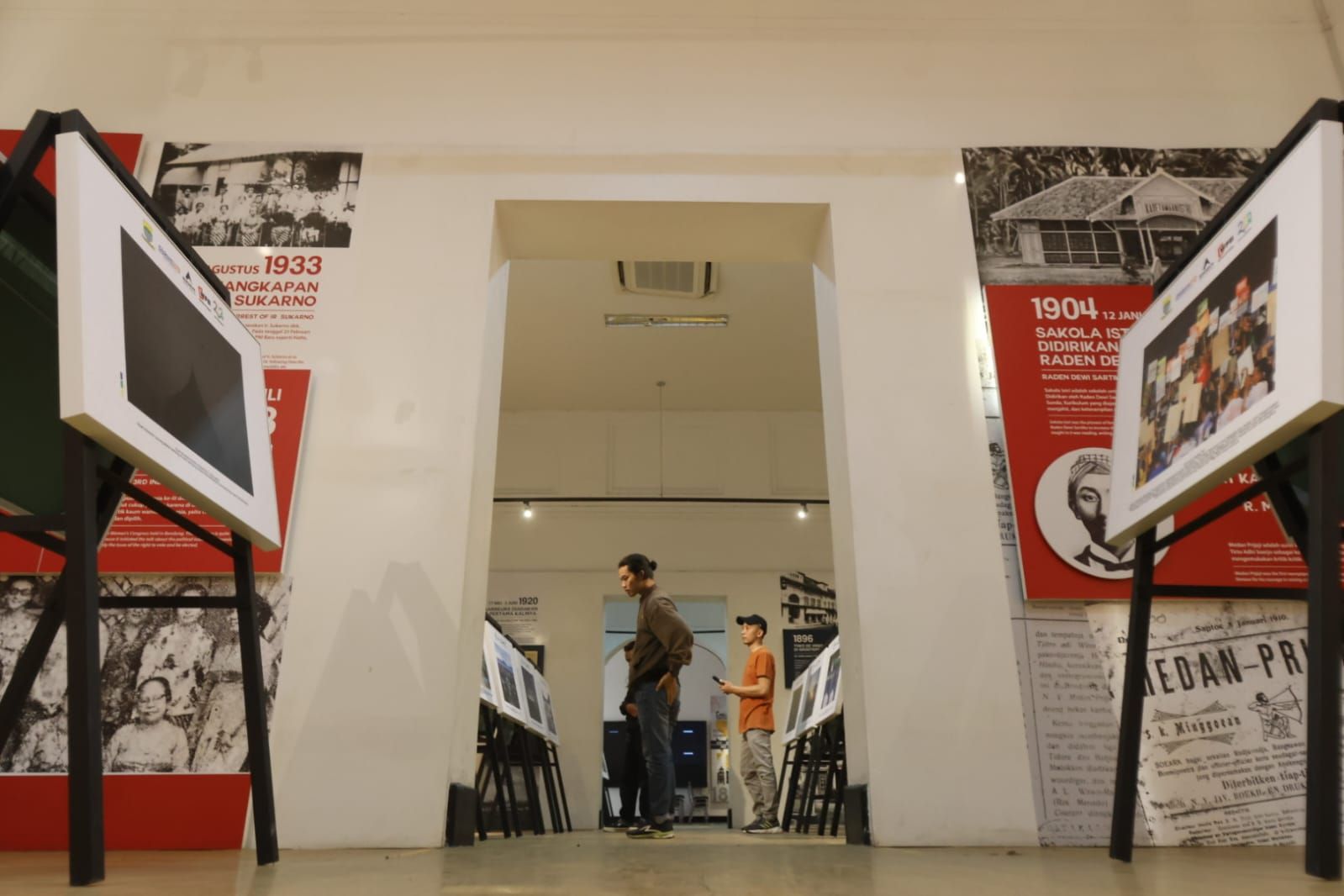 Pengunjung mengamati foto yang dipamerkan oleh Wartawan Foto Bandung, di Museum Kota Bandung, Rabu, 27 September 2023.